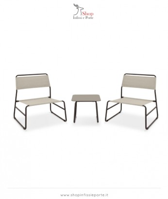 Salotto composto da 2 poltrone in acciaio e tavolino quadrato