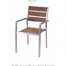 Poltrona bicolore in alluminio impilabile con braccioli e seduta e schienale in polywood color legno