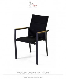 Poltrona in alluminio impilabile con braccioli con inserti teak e seduta con schienale continuo in tessuto imbottito