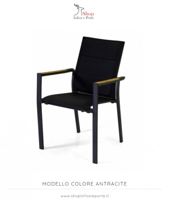 Poltrona in alluminio impilabile con braccioli con inserti teak e seduta con schienale continuo in tessuto imbottito